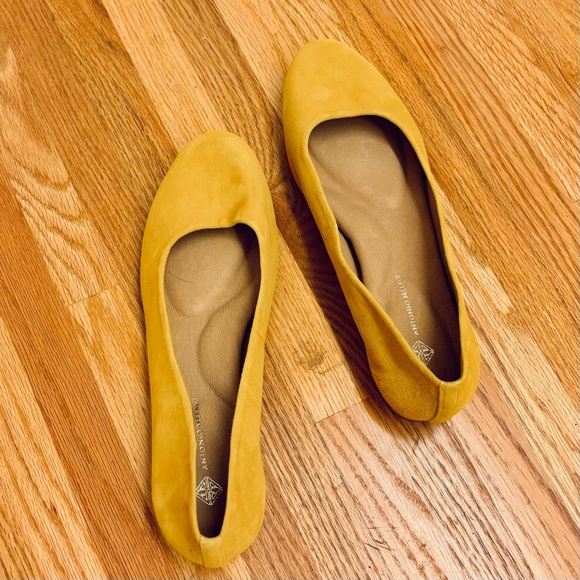 Women’s Antonio Melani flats size 9 1/2 golden yellow soft suede fabric - Picture 4 of 6